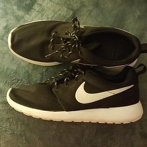 Nike women's size 10 Roshe One